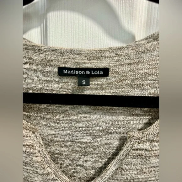 Madison & Lola Cream, Gold, Grey V-Neck Sweater Ribbed side detailing, split hem - Picture 4 of 4